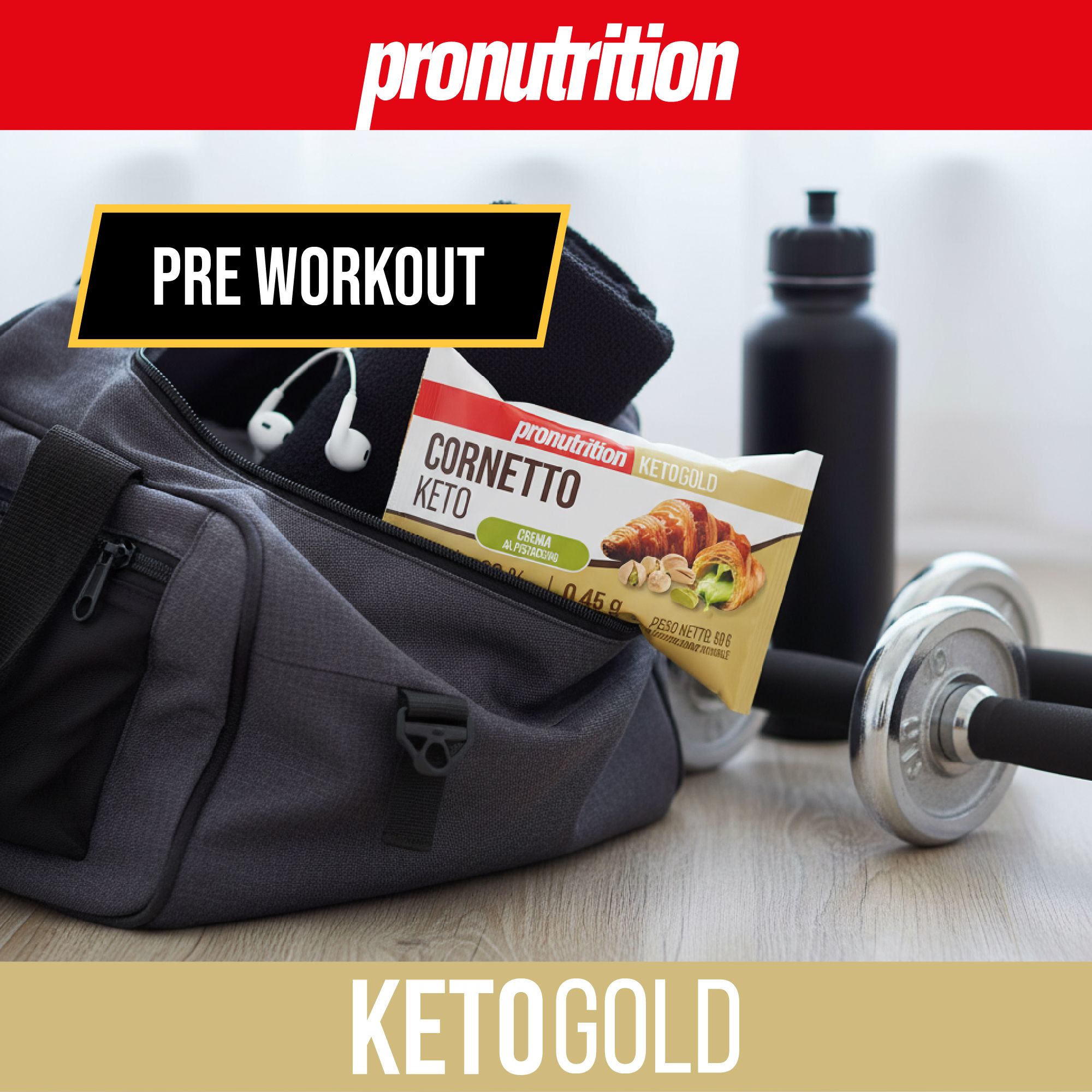 Cornetto Keto in borsa sportiva. Marchio Pronutrition. Scritta: Keto Gold, Pre Workout. Altri oggetti: cuffie, borraccia, manubrio.