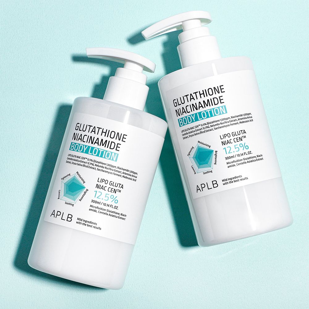 Due dispenser a pompa bianchi con lozione corpo Glutatione Niacinamide su sfondo azzurro.