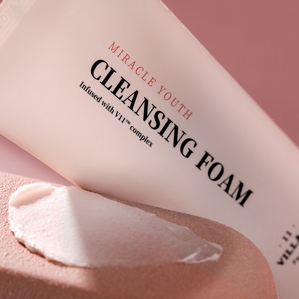 Primo piano di un tubo. Scritta: MIRACLE YOUTH CLEANSING FOAM. Crema applicata sulla pelle.