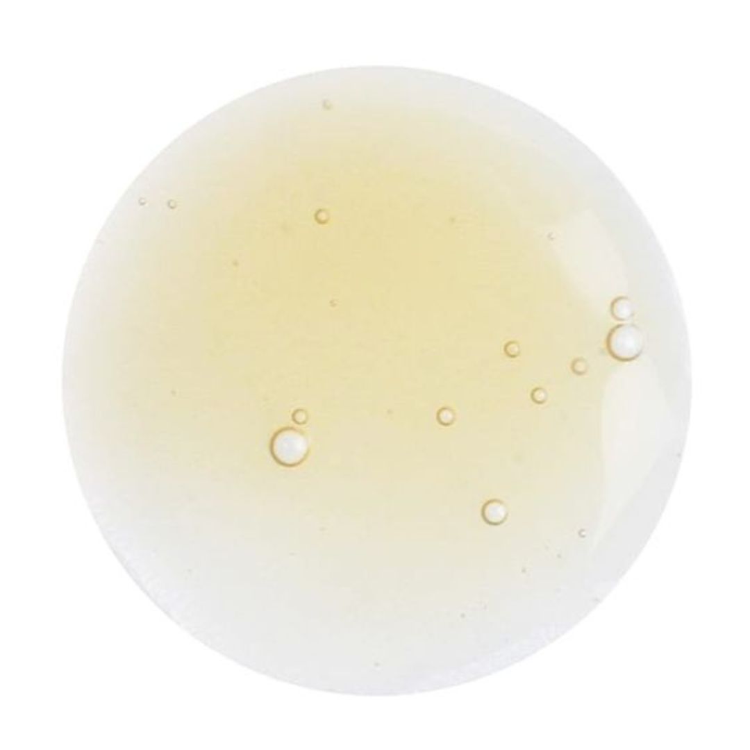 Goccia rotonda e giallastra con bolle. Su sfondo bianco.