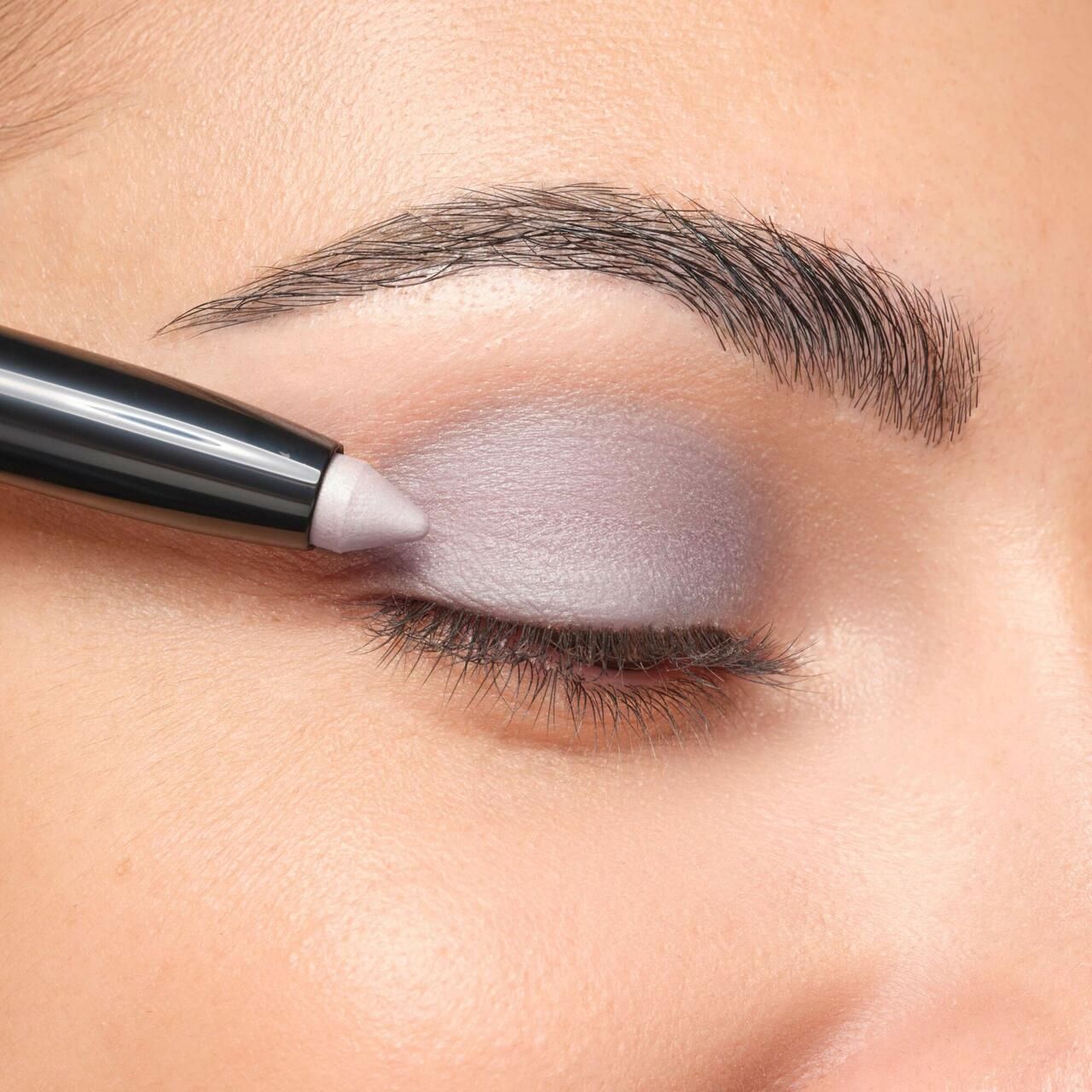 Occhio con ombretto applicato. Viene utilizzato un Artdeco High Performance Eyeshadow Stylo. Sopracciglio visibile.