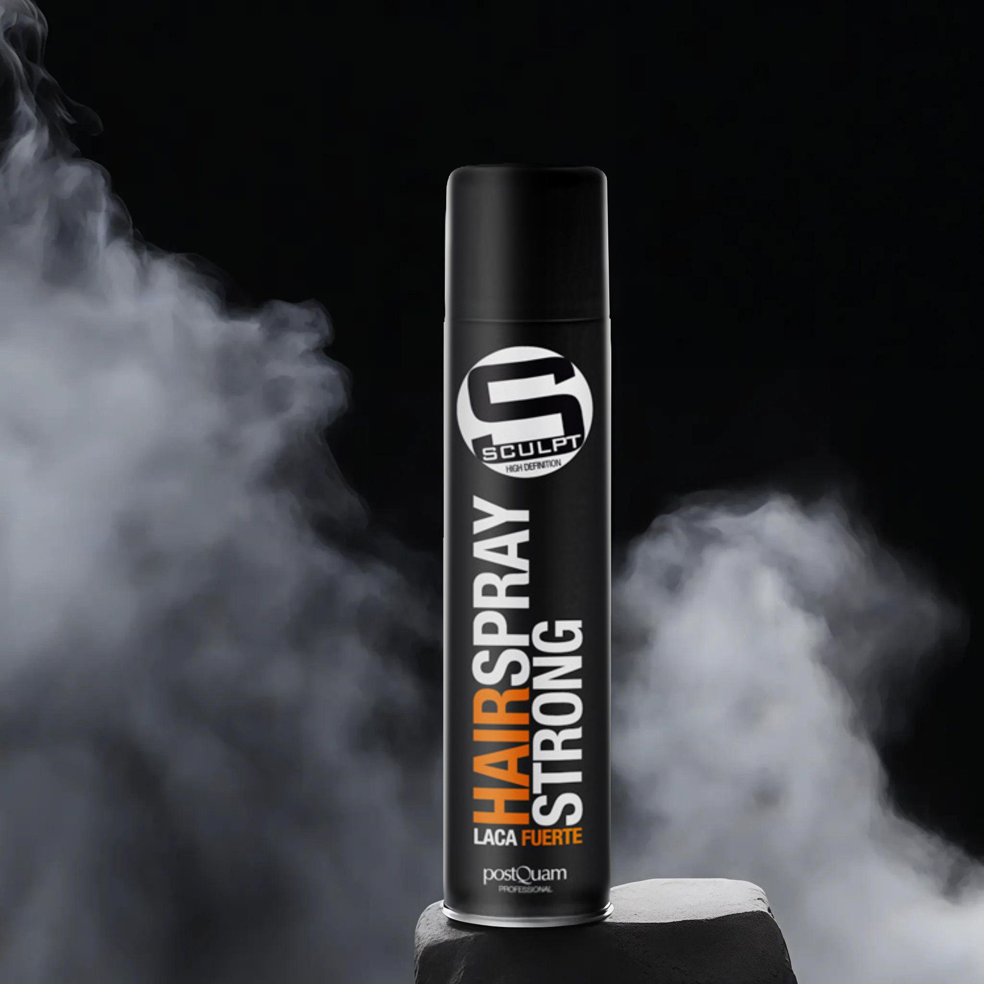 Bomboletta di lacca nera con logo 'S' bianco. Scritta 'HAIRSPRAY STRONG' e 'LACA FUERTE'. Marchio 'PostQuam'. Sfondo fumoso.