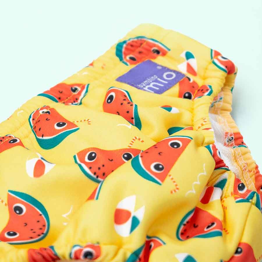 Dettaglio del costumino giallo con stampa anguria. Logo Bambino Mio.
