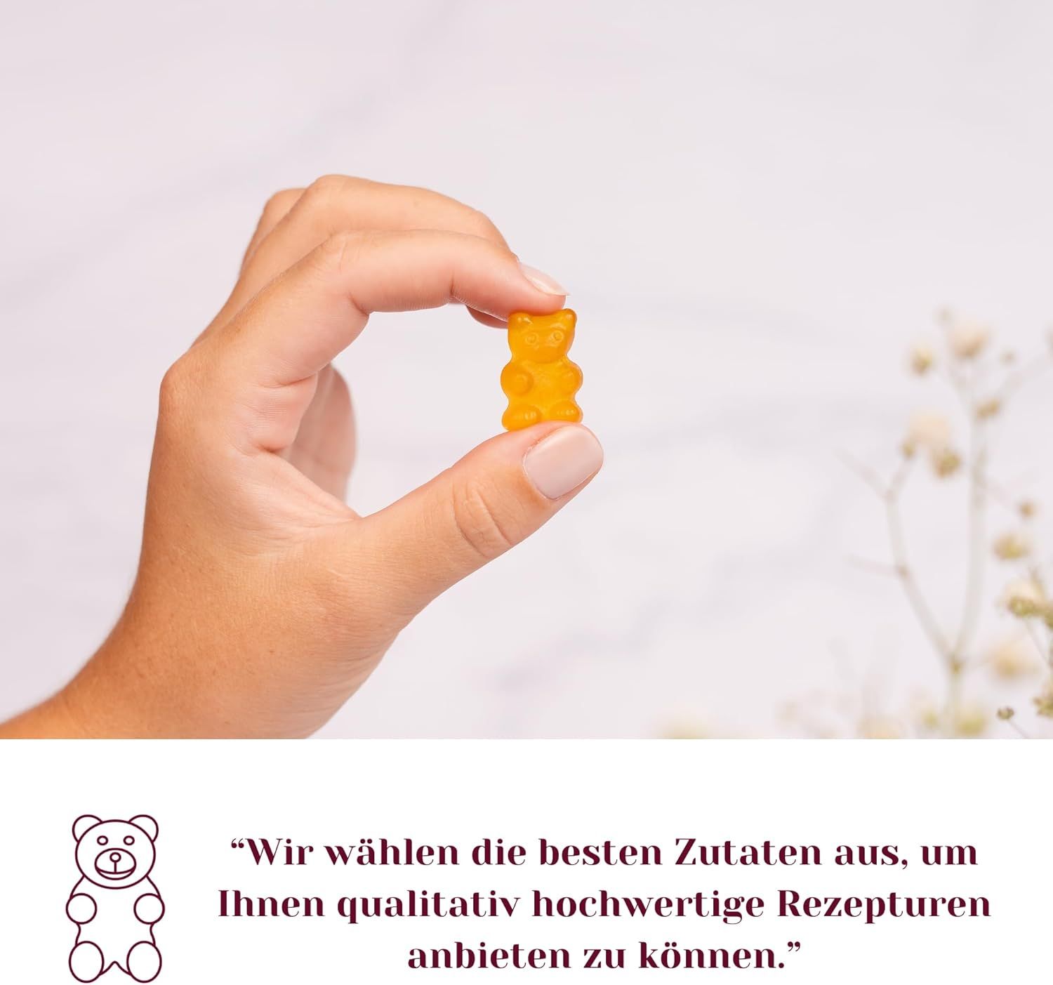 Mano che tiene una singola gommosa Omega 3. Testo: Scegliamo i migliori ingredienti. Logo orso.