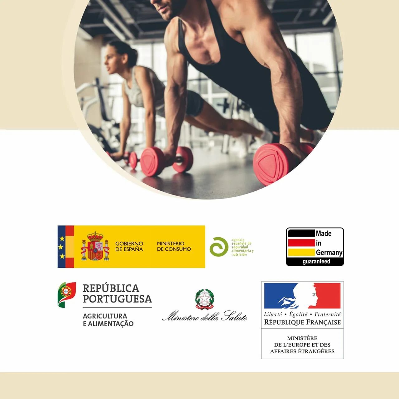 Due persone si allenano con i pesi. Loghi di certificazione.