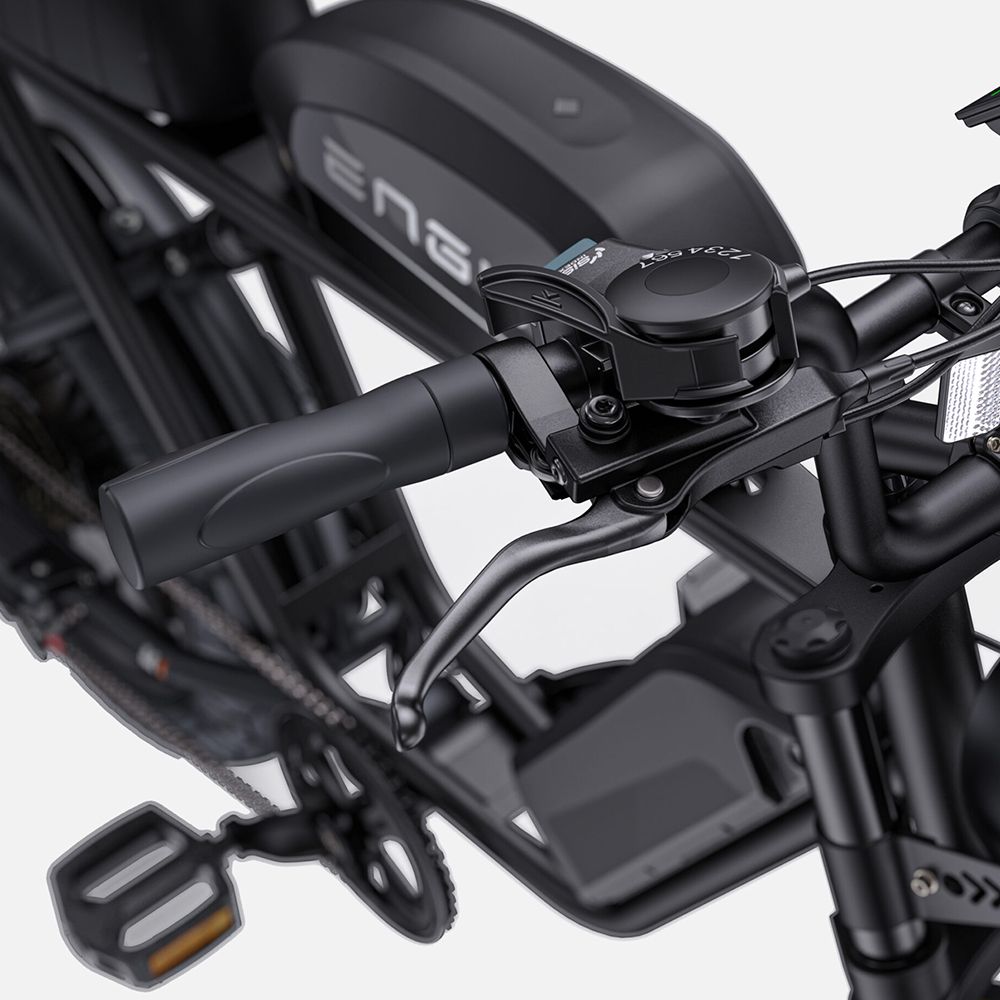 Primo piano del manubrio di una mountain bike elettrica. Leve dei freni, manopole e comandi. Logo ENGWE.