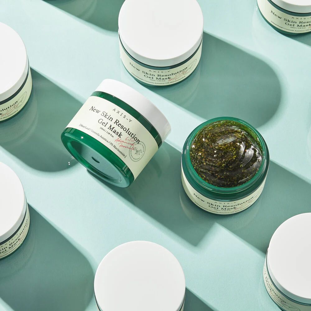 Diverse Axis-Y New Skin Resolution Gel Mask su sfondo azzurro.