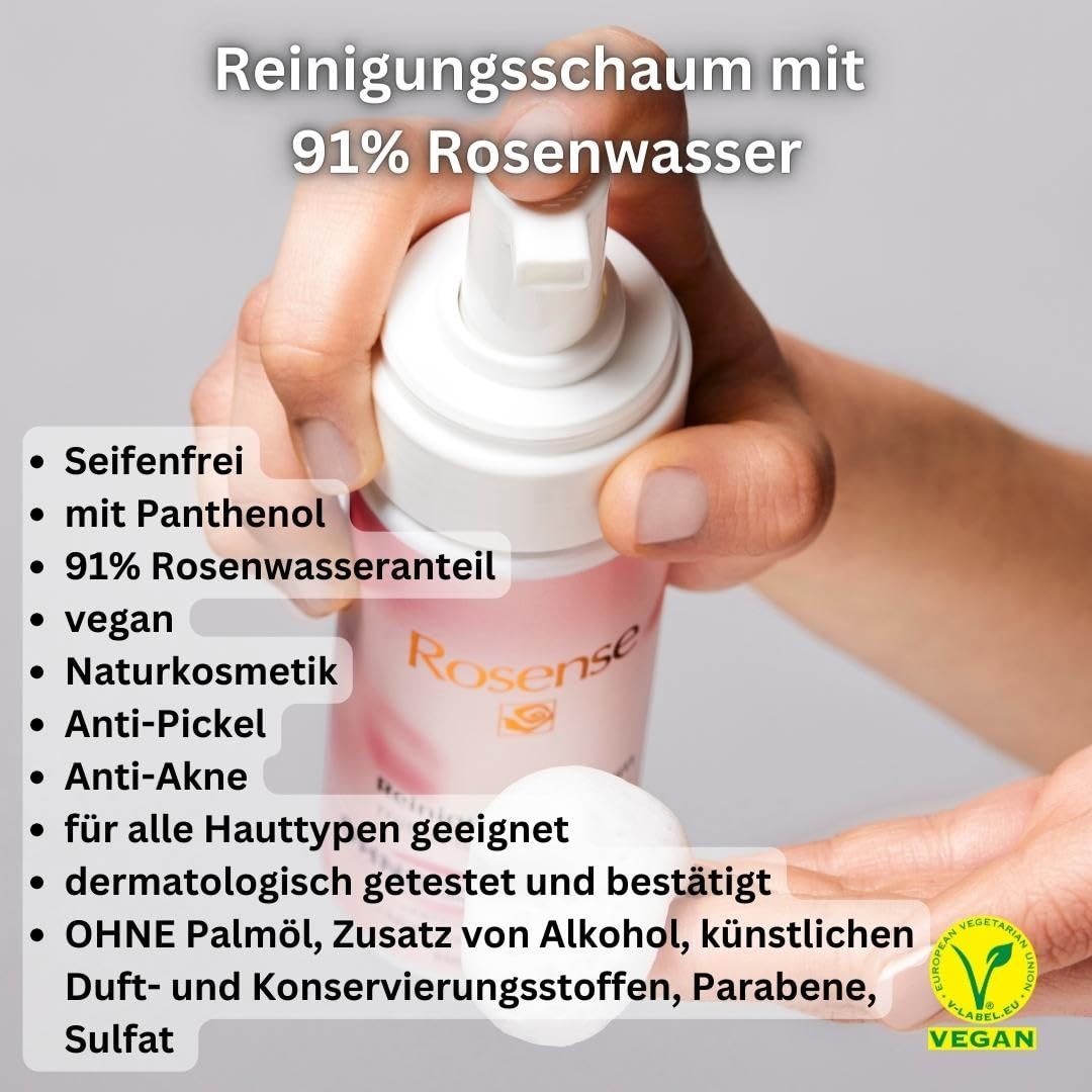 Flacone di schiuma detergente, dispenser bianco, etichetta rosa con testo. Sigillo vegano. Testo: 91% acqua di rose, senza solfati.