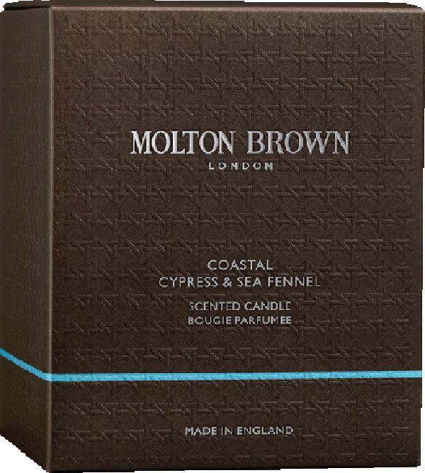 Confezione marrone con motivo. Scritta: Molton Brown, Coastal Cypress & Sea Fennel. Bougie Parfumée.
