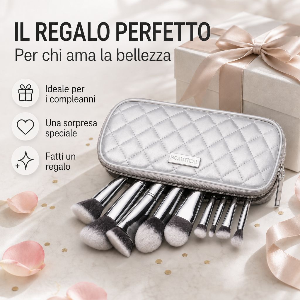 Set di pennelli per trucco in una pochette argentata.