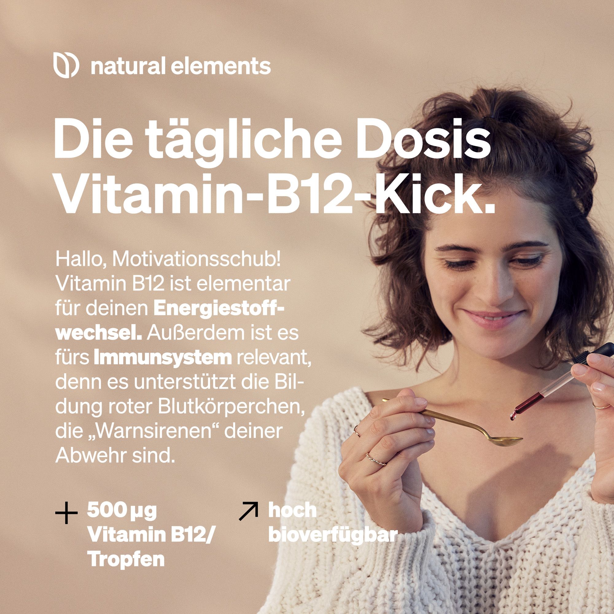 Donna con cucchiaio e contagocce. Testo: La dose giornaliera di vitamina B12. + 500µg vitamina B12/gocce.