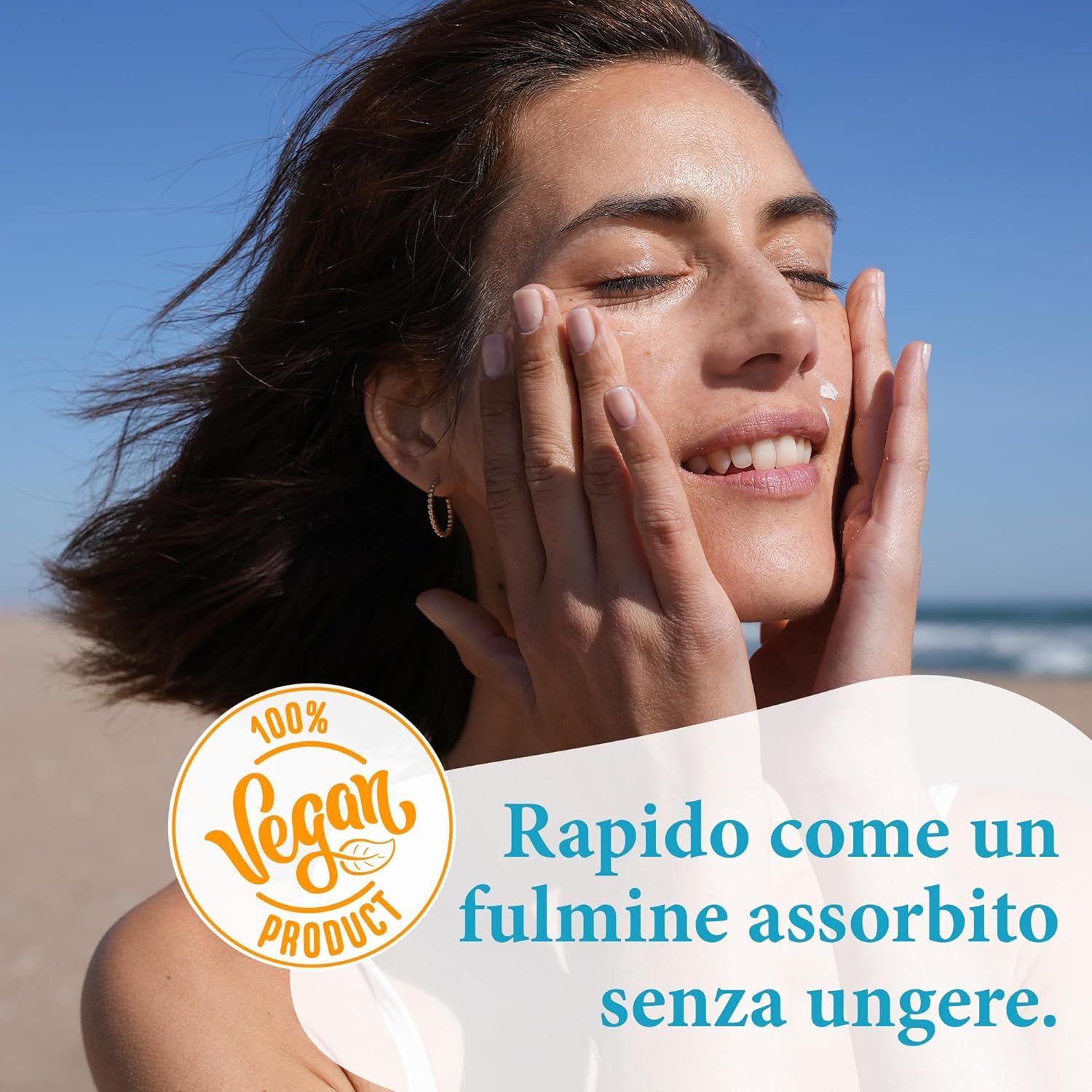 Donna applica crema solare. Testo: Assorbimento rapido senza ungere. 100% Vegan Product.