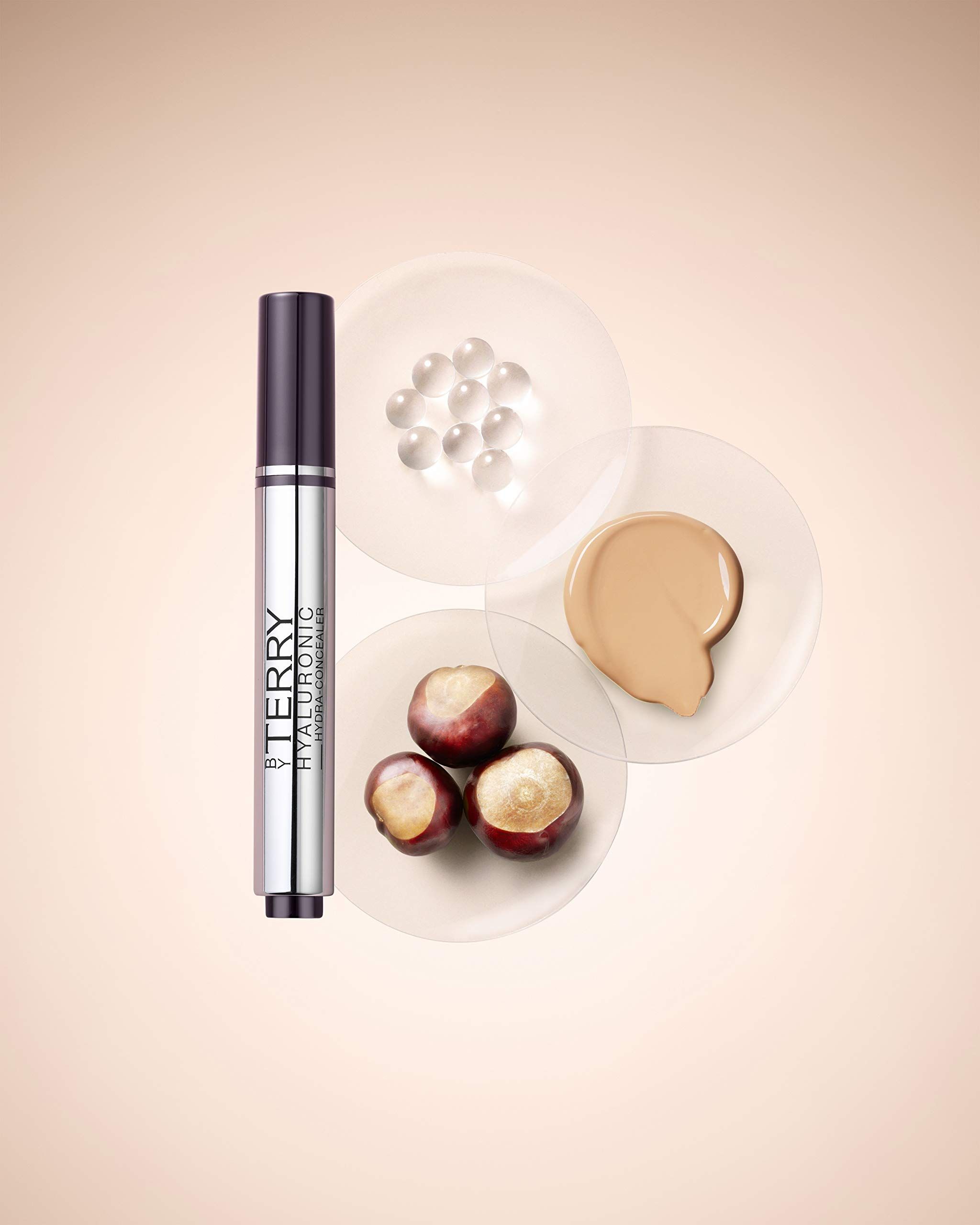 Penna By Terry Hyaluronic Hydra-Concealer, perle trasparenti, castagne e campione di tonalità.