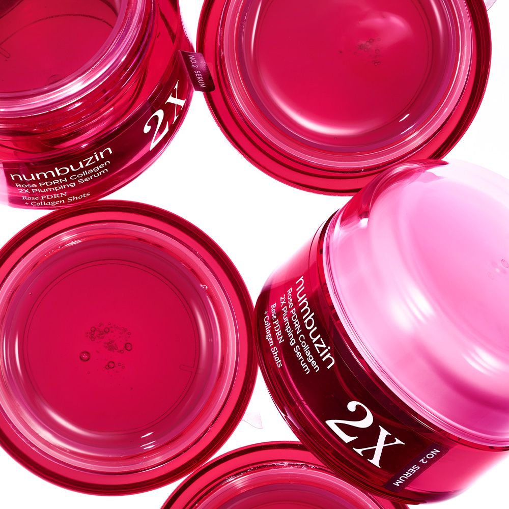 Diversi barattoli rossi aperti di siero NUMBUZIN Rose PDRN Collagen 2X Plumping.