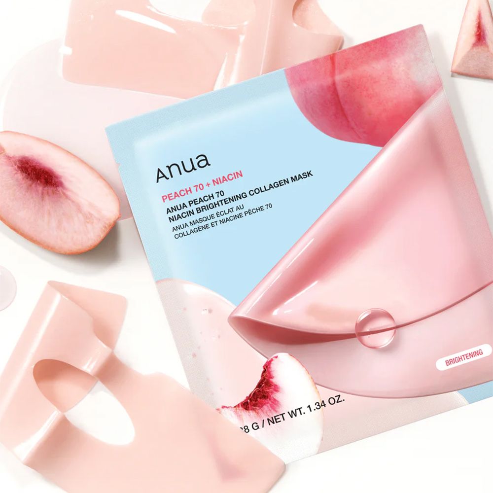 Maschera collagene illuminante Anua Peach 70 Niacin, confezione singola e maschera. Elementi di pesca e maschera su sfondo chiaro.