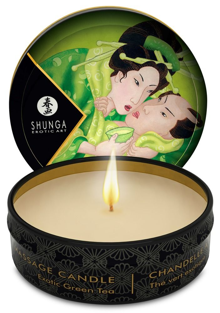 Barattolo rotondo con candela da massaggio. Coperchio illustrato. Candela accesa. Testo: Massage Candle, Exotic Green Tea, Chandelle.