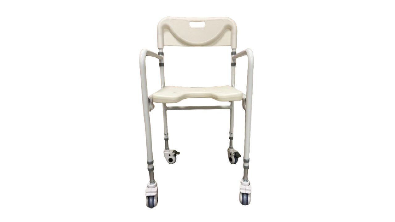 Sedia doccia pieghevole con ruote. Vista frontale. Sedile e schienale beige, telaio bianco, braccioli. Quattro ruote.