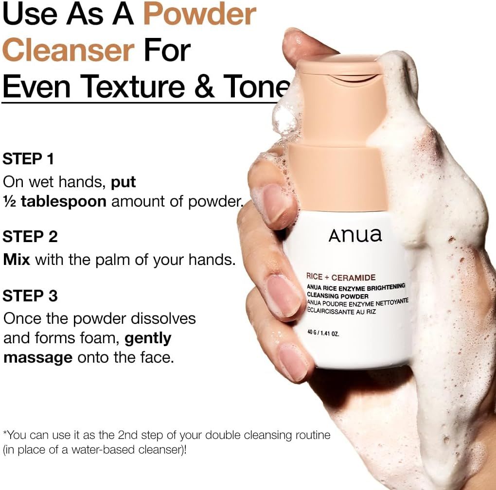 Mano con schiuma e flacone. Testo: Anua, Rice + Ceramide, Brightening Cleansing Powder. Istruzioni: 1/2 cucchiaio di polvere su mani bagnate.