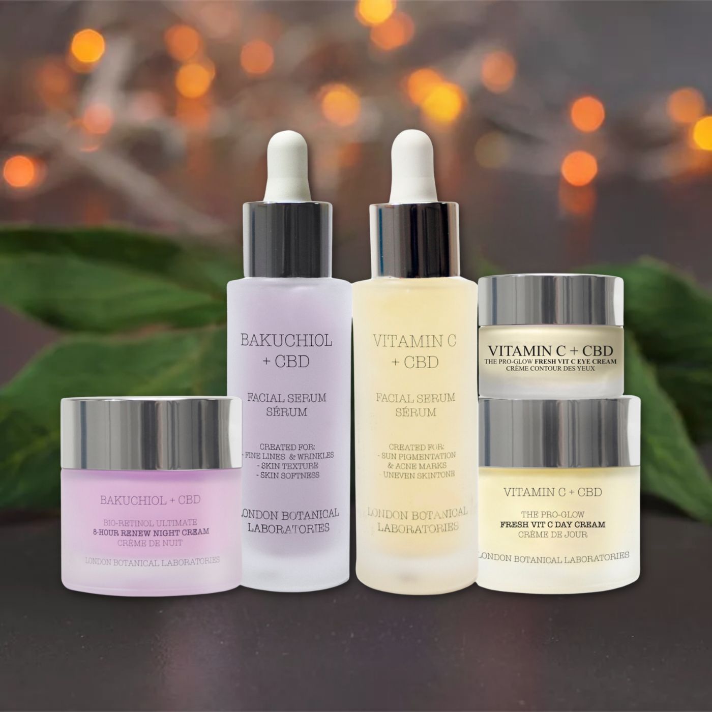 Set per la cura del viso con flaconi e vasetti. Siero e crema Bakuchiol + CBD, siero e crema Vitamina C + CBD. Coperchi argentati.