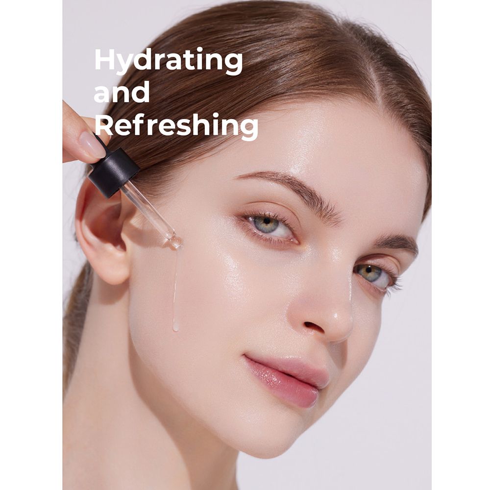 Donna con goccia di siero sulla pelle. Pipetta nera. Siero viso illuminante. Testo: Idratante e rinfrescante.
