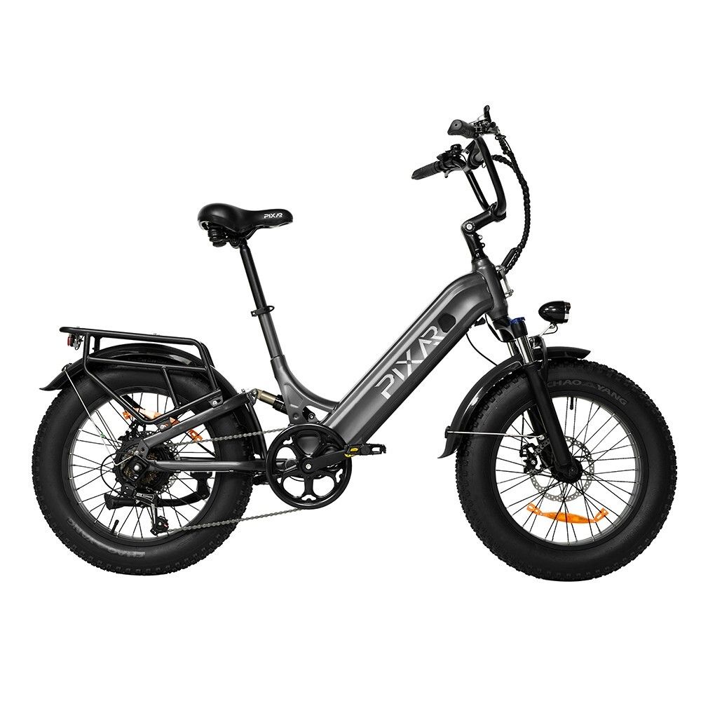 Vista laterale di e-bike. Telaio grigio, componenti neri. Pneumatici larghi, portapacchi, faro e logo PIXAR.