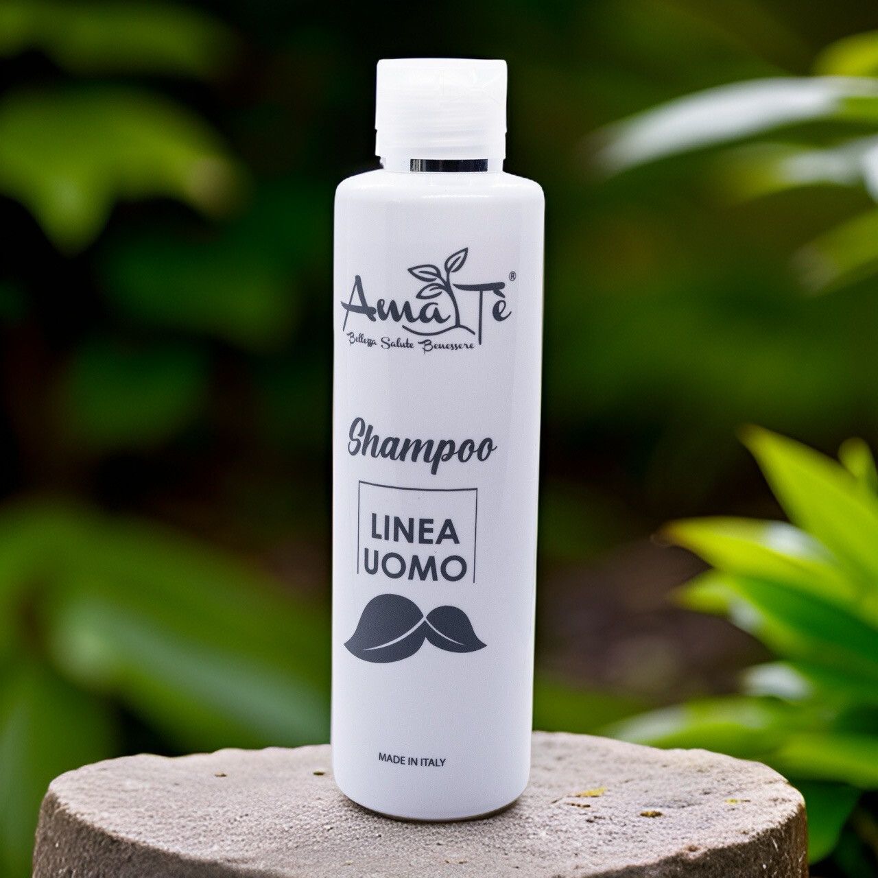 Flacone bianco di shampoo Amatè Uomo. Scritta nera: Shampoo, Linea Uomo, simbolo baffi. Prodotto in Italia.