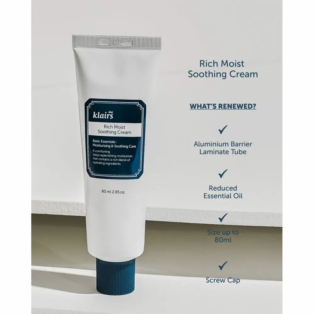 Tubo bianco con etichetta blu. Scritta: Klairs Rich Moist Soothing Cream. Testo: Basic Essentials. 80 ml.