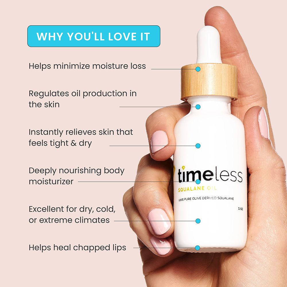 Mano che tiene un flacone bianco con nome del prodotto e ingredienti. Testo sui benefici del prodotto.