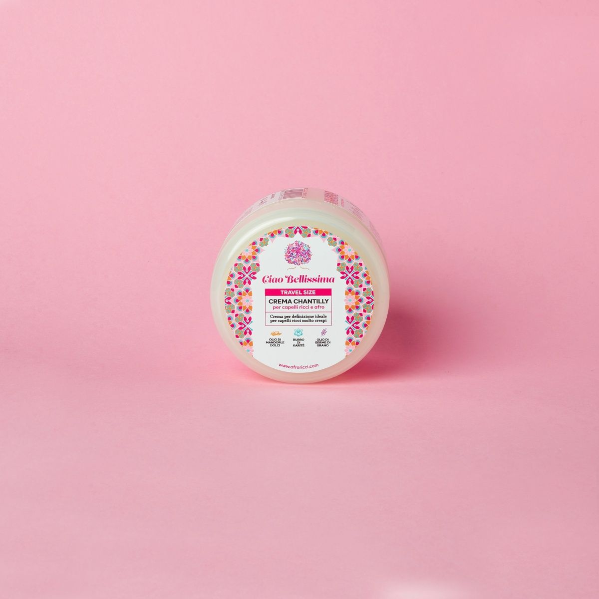 Barattolo rotondo con design floreale e testo. Scritta: Ciao Bellissima, Crema Chantilly.