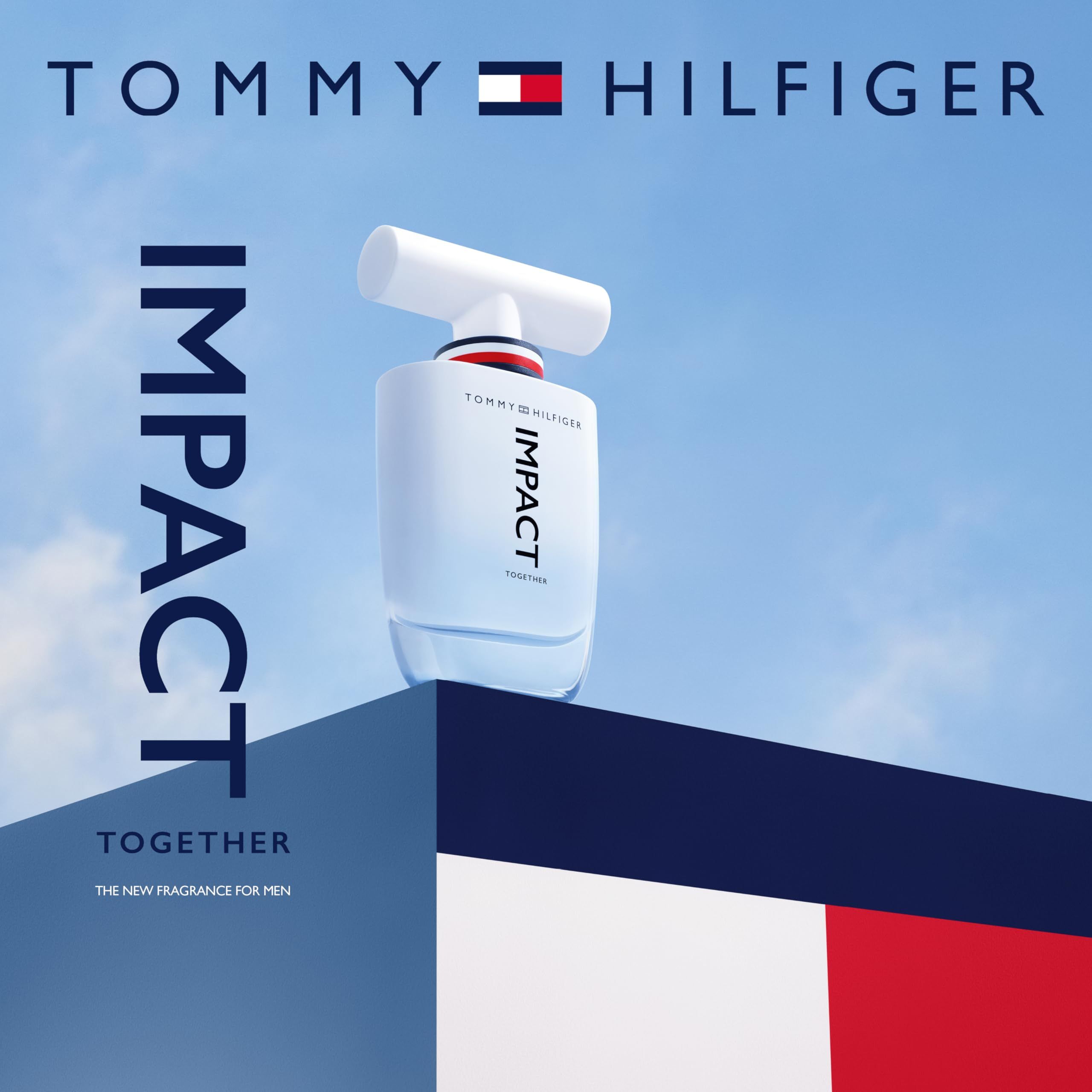 Flacone Tommy Hilfiger Impact Together. Sfumatura blu e bianca. Scritta IMPACT. Sfondo: cielo blu.