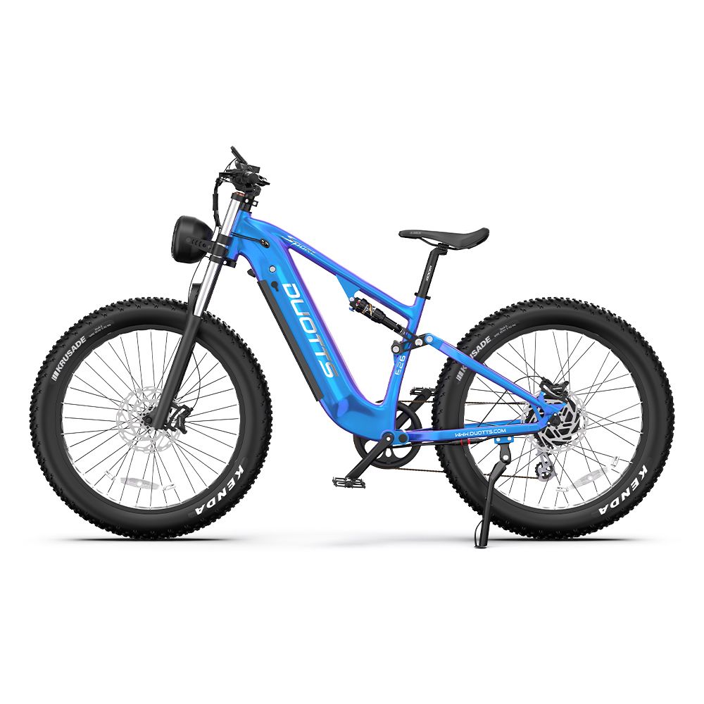 Mountain bike elettrica DUOTTS E26 blu. Pneumatici neri, logo DUOTTS. Faro, sospensioni, sella. Pneumatici Kenda.