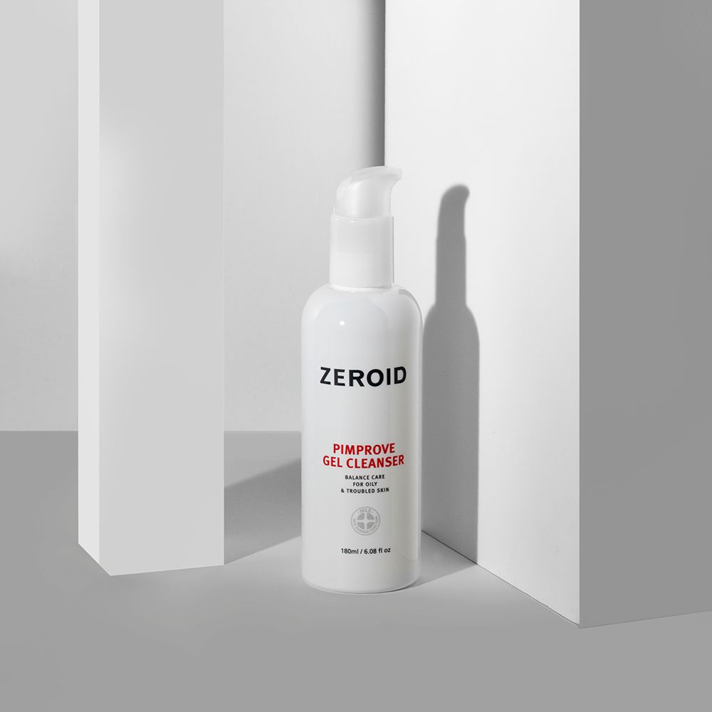 Flacone bianco ZEROID Pimprove Gel Cleanser con dosatore a pompa. Su sfondo bianco. Testo: Pimprove Gel Cleanser.