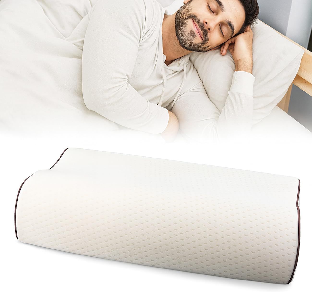 Uomo che dorme su un cuscino ortopedico bianco. Cuscino con bordi marroni e incavo ondulato.