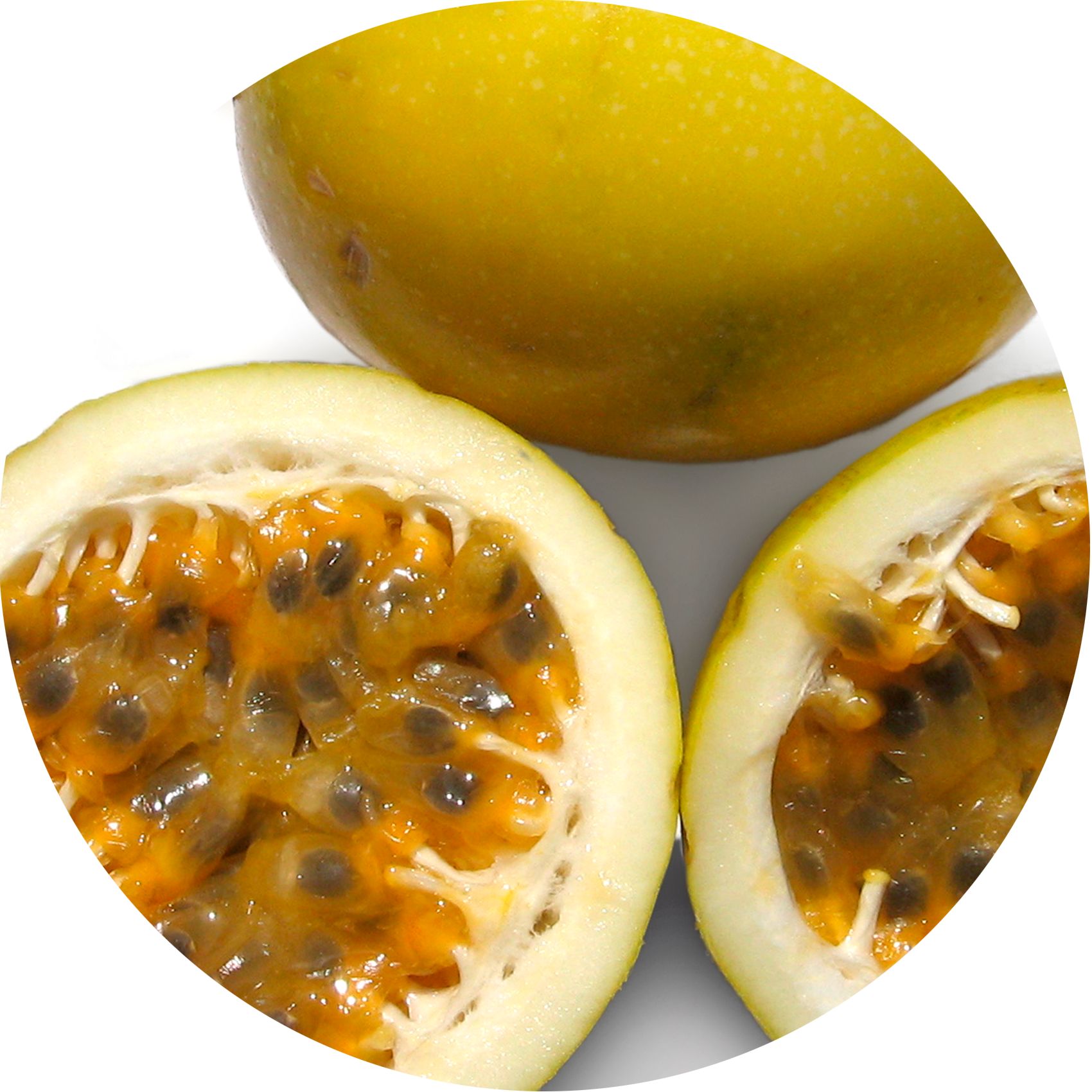 Primo piano di frutti della passione. Un frutto intero, due a metà, semi visibili. Buccia gialla, polpa arancione.