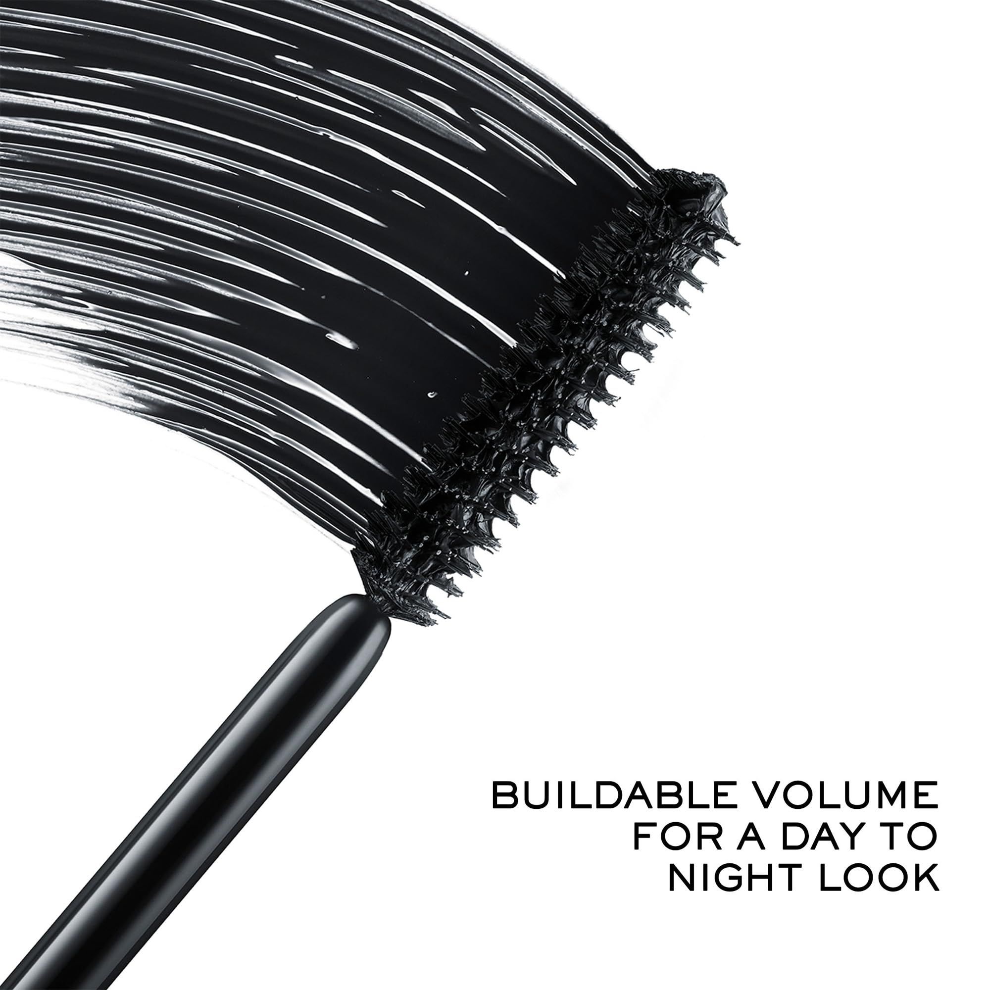 Spazzola per mascara con mascara nero. Testo: Volume modulabile per un look giorno e notte.