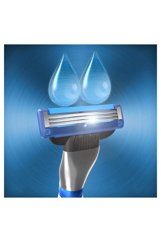 Testina di rasoio con gocce d'acqua. Elementi blu e argento. Vista dettagliata delle lame.