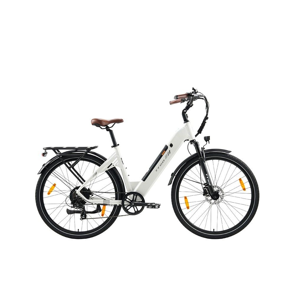 E-bike bianca con sella e manopole marroni. Pneumatici neri, portapacchi e parafanghi. Riflettori gialli sui raggi.