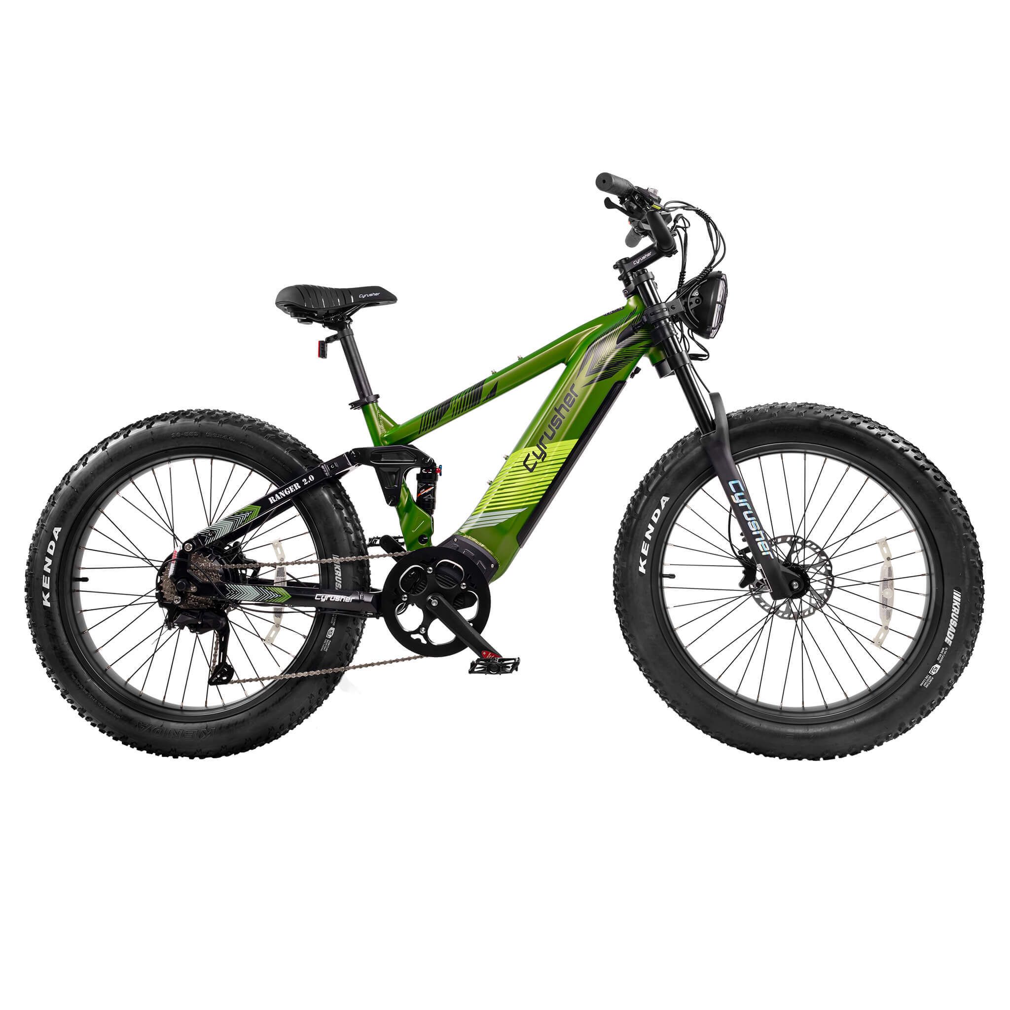 E-MTB verde con pneumatici neri. Marchio visibile: CYRUSHER. Pneumatici larghi, sospensioni, faro.