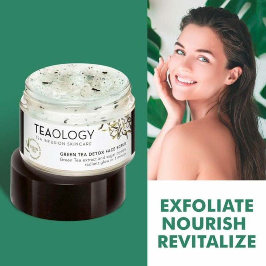 Vasetto di scrub viso accanto a donna. Scritto: Teaology, Green Tea Detox Face Scrub. Testo: Esfoliare, nutrire, rivitalizzare.