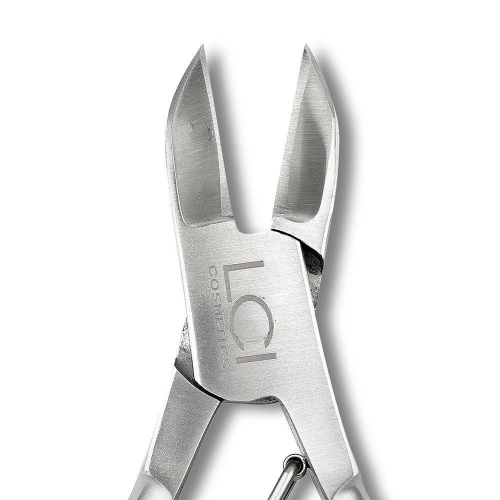 Primo piano del tronchese per unghie. Logo LCI. Metallo. Su sfondo chiaro.