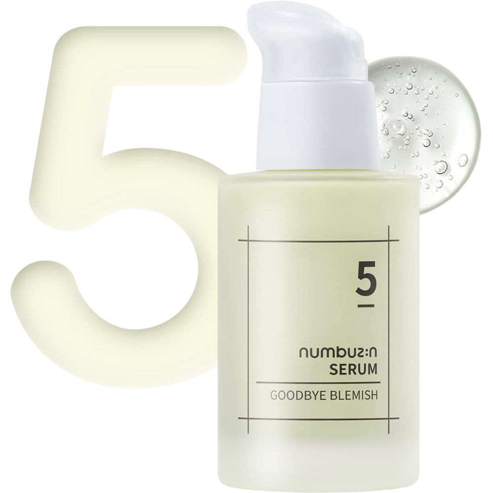 Flacone di siero con erogatore bianco. Scritta: 5, numbuz:n SERUM, GOODBYE BLEMISH. Accanto: numero 5 e bolla di siero.
