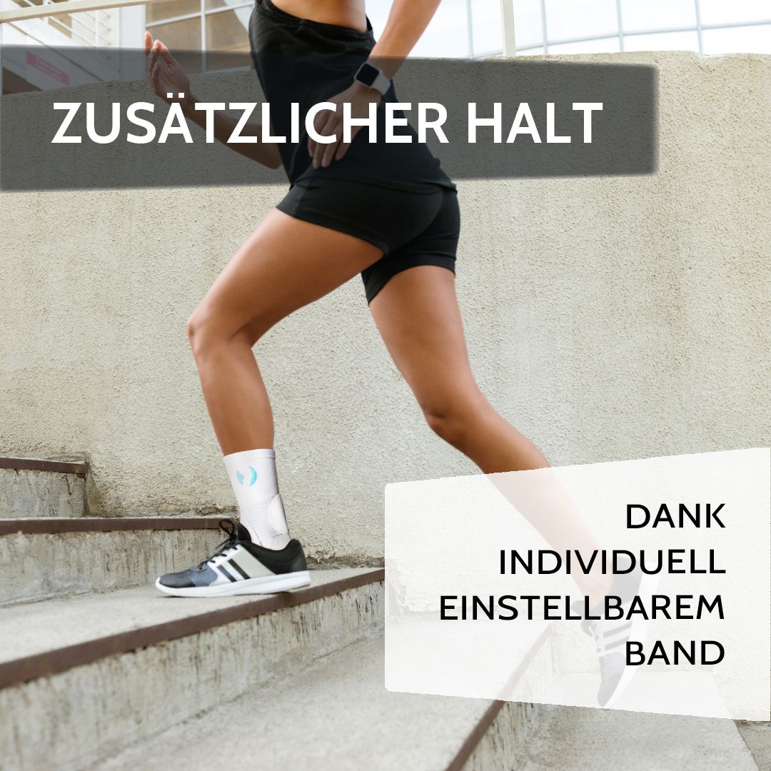 Donna che corre le scale con tutore alla caviglia. Prodotto bianco con logo blu. Fascia regolabile individualmente.