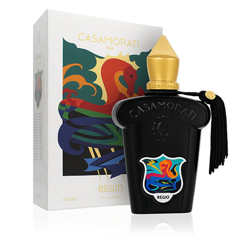 Flacone nero con tappo dorato, accanto a una scatola bianca con illustrazione colorata. Testo: Casamorati, Regio.