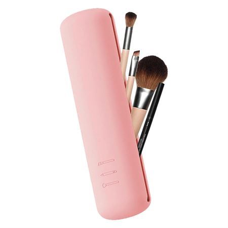 Portaspazzole per trucco rosa con tre spazzole e una matita.