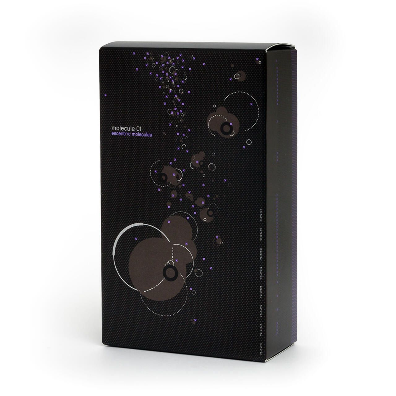 Confezione nera. Scatola rettangolare con elementi grafici e nome del prodotto. Vista laterale.