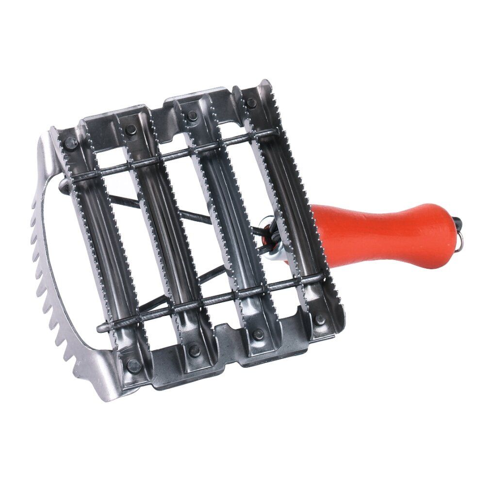 Erpice metallico con 8 file perforate. Acciaio inossidabile, manico rosso in legno. Denti su un lato. Primo piano, isolato.