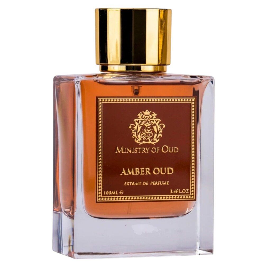 Flacone di profumo quadrato con tappo dorato. Etichetta rossa con testo. Liquido ambrato. Su sfondo bianco.