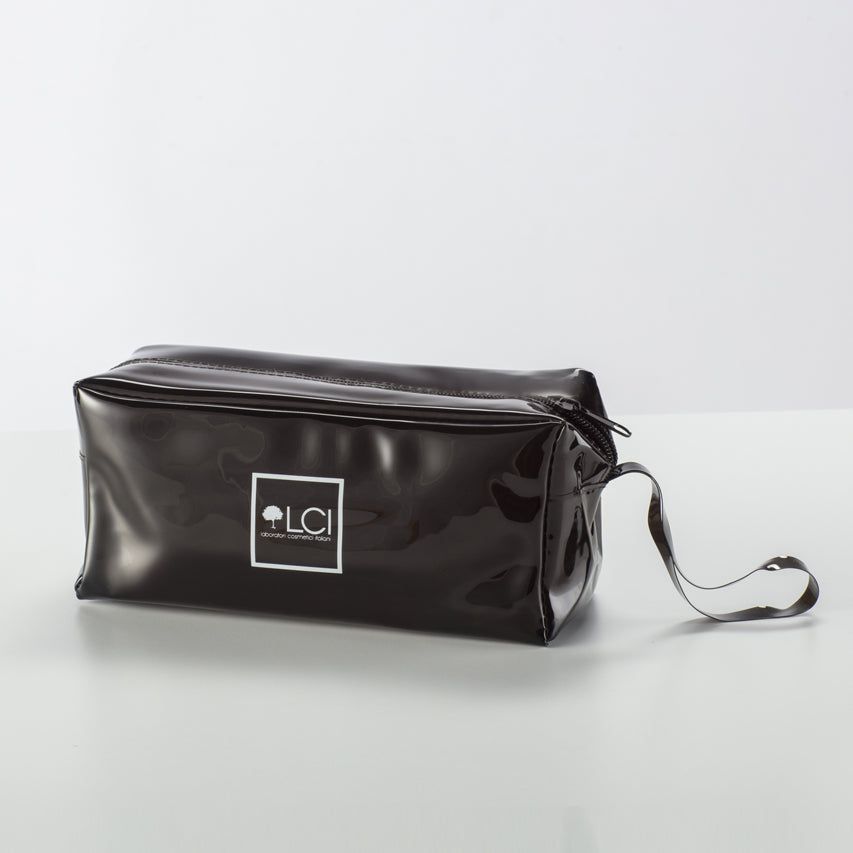Pochette cosmetica nera con manico. Logo LCI Cosmetics visibile.