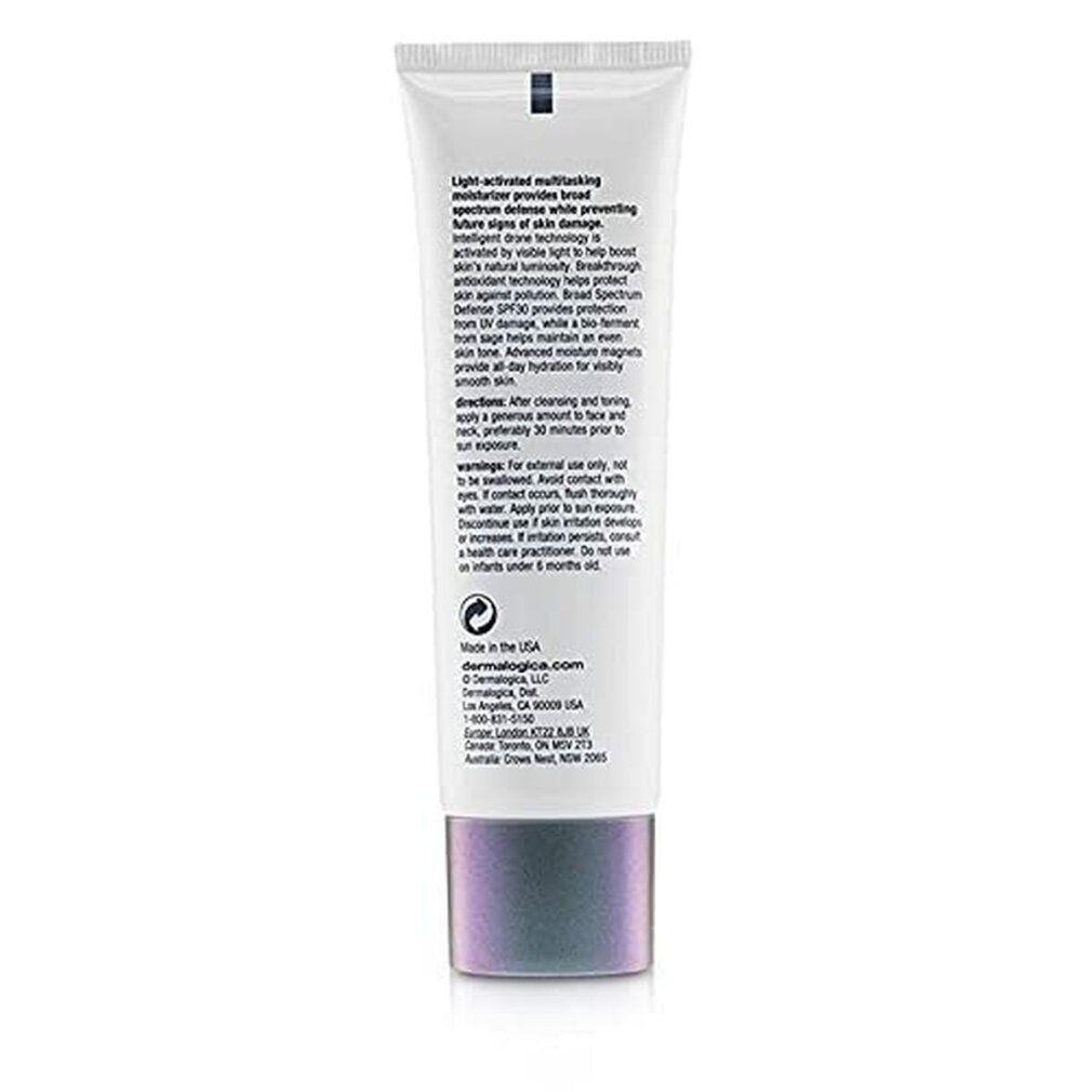 Retro di un tubo bianco con testo. Scritta: light-activated multitasking moisturizer, Dermalogica, Made in the USA.