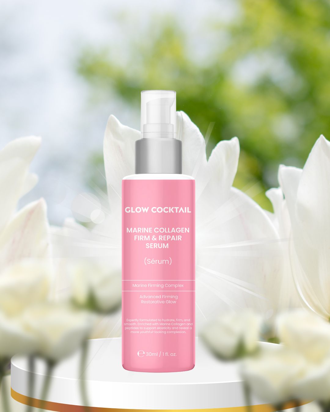 Flacone di siero rosa su piedistallo davanti a sfondo sfocato. Scritta: Glow Cocktail, Marine Collagen Firm & Repair Serum. Contiene testo sugli ingredienti.